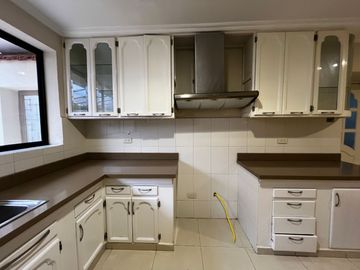 🏡En Venta Casa de 5 Dormitorios muy amplia por la Av. Loja y Av. 10 de Agosto🏡