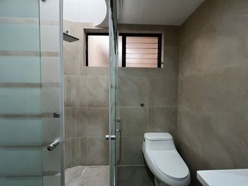 🏡En Venta Casa de 5 Dormitorios muy amplia por la Av. Loja y Av. 10 de Agosto🏡