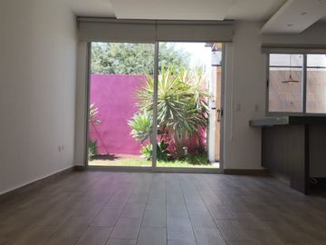 Luminosa casa en venta en Zakia con 3 recámaras y área de estudio ideal para recámara de visitas.