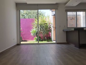 Luminosa casa en venta en Zakia con 3 recámaras y área de estudio ideal para recámara de visitas.