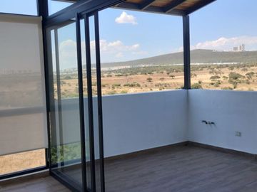 Luminosa casa en venta en Zakia con 3 recámaras y área de estudio ideal para recámara de visitas.