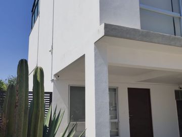 Luminosa casa en venta en Zakia con 3 recámaras y área de estudio ideal para recámara de visitas.