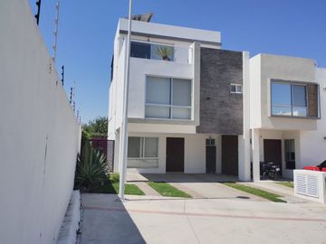 Luminosa casa en venta en Zakia con 3 recámaras y área de estudio ideal para recámara de visitas.