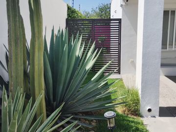 Luminosa casa en venta en Zakia con 3 recámaras y área de estudio ideal para recámara de visitas.