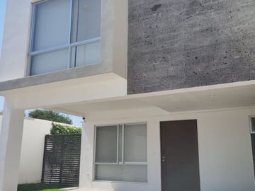 Luminosa casa en venta en Zakia con 3 recámaras y área de estudio ideal para recámara de visitas.