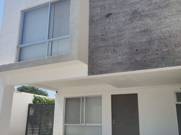 Luminosa casa en venta en Zakia con 3 recámaras y área de estudio ideal para recámara de visitas.