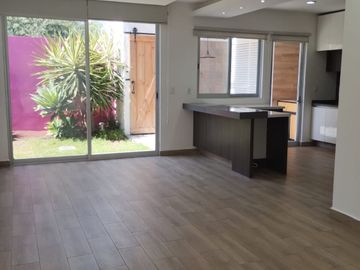Luminosa casa en venta en Zakia con 3 recámaras y área de estudio ideal para recámara de visitas.