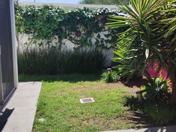 Luminosa casa en venta en Zakia con 3 recámaras y área de estudio ideal para recámara de visitas.
