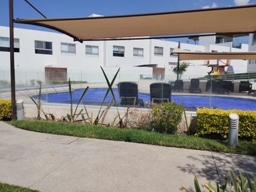 Luminosa casa en venta en Zakia con 3 recámaras y área de estudio ideal para recámara de visitas.