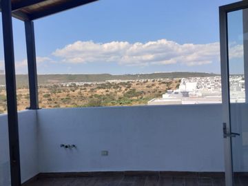 Luminosa casa en venta en Zakia con 3 recámaras y área de estudio ideal para recámara de visitas.