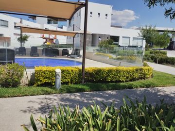 Luminosa casa en venta en Zakia con 3 recámaras y área de estudio ideal para recámara de visitas.