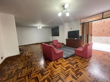 AMPLIA CASA DE 229 M², 5 DORMITORIOS, A MEDIA CUADRA DE AV. LA MARINA – LA PERLA ALTA