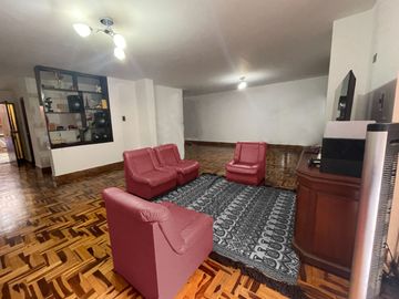 AMPLIA CASA DE 229 M², 5 DORMITORIOS, A MEDIA CUADRA DE AV. LA MARINA – LA PERLA ALTA