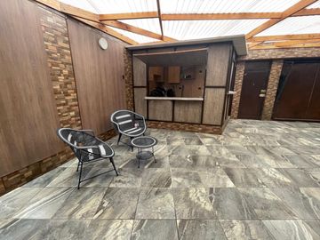 AMPLIA CASA DE 229 M², 5 DORMITORIOS, A MEDIA CUADRA DE AV. LA MARINA – LA PERLA ALTA