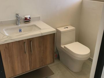 Casa Roble en Venta en Bosques California