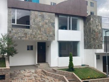 Casa en venta 3 dormitorios de 2 pisos en Santa Lucia norte de Quito
