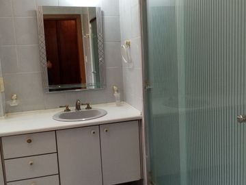 Venta amplio y hermoso departamento 2 dormitorios en excelente edificio. Av. Portugal y Catalina Aldaz.