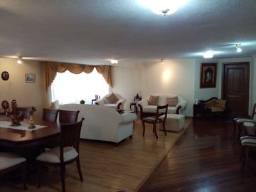 Venta amplio y hermoso departamento 2 dormitorios en excelente edificio. Av. Portugal y Catalina Aldaz.