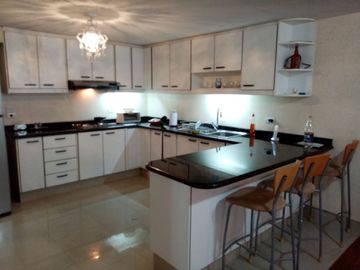 Venta amplio y hermoso departamento 2 dormitorios en excelente edificio. Av. Portugal y Catalina Aldaz.