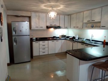 Venta amplio y hermoso departamento 2 dormitorios en excelente edificio. Av. Portugal y Catalina Aldaz.