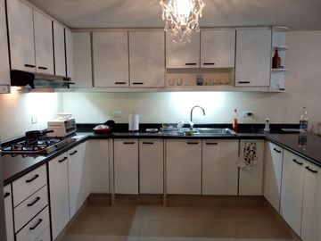 Venta amplio y hermoso departamento 2 dormitorios en excelente edificio. Av. Portugal y Catalina Aldaz.