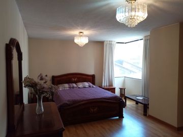 Venta amplio y hermoso departamento 2 dormitorios en excelente edificio. Av. Portugal y Catalina Aldaz.