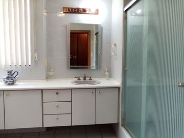 Venta amplio y hermoso departamento 2 dormitorios en excelente edificio. Av. Portugal y Catalina Aldaz.