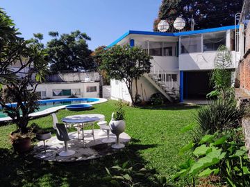 Casa sola en venta en zona norte de Cuernavaca – Jardín y alberca