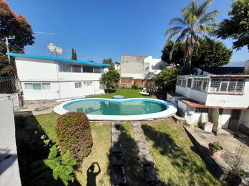 Casa sola en venta en zona norte de Cuernavaca – Jardín y alberca