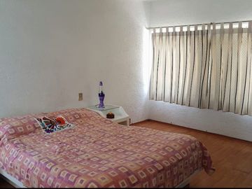 Casa sola en venta en zona norte de Cuernavaca – Jardín y alberca