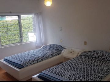 Casa sola en venta en zona norte de Cuernavaca – Jardín y alberca