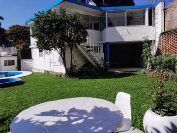 Casa sola en venta en zona norte de Cuernavaca – Jardín y alberca