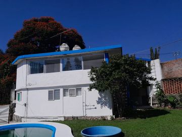 Casa sola en venta en zona norte de Cuernavaca – Jardín y alberca