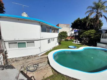 Casa sola en venta en zona norte de Cuernavaca – Jardín y alberca