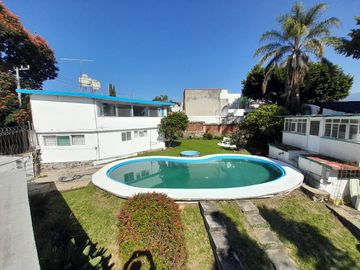 Casa sola en venta en zona norte de Cuernavaca – Jardín y alberca