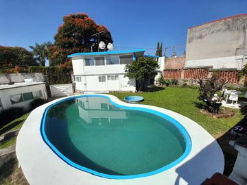 Casa sola en venta en zona norte de Cuernavaca – Jardín y alberca