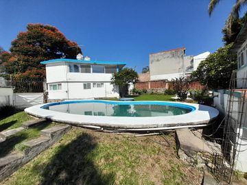 Casa sola en venta en zona norte de Cuernavaca – Jardín y alberca