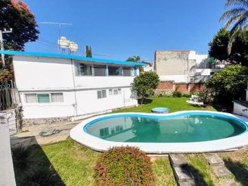 Casa sola en venta en zona norte de Cuernavaca – Jardín y alberca