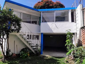 Casa sola en venta en zona norte de Cuernavaca – Jardín y alberca