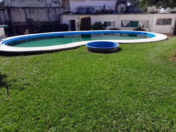 Casa sola en venta en zona norte de Cuernavaca – Jardín y alberca