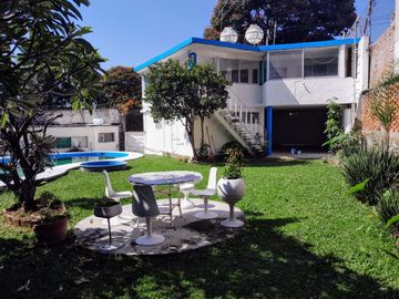 Casa sola en venta en zona norte de Cuernavaca – Jardín y alberca