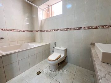 Venta De Gran Edificio Comercial En Plena Avenida, Límite Con Miraflores. (De Estreno)