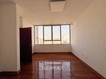 Venta De Gran Edificio Comercial En Plena Avenida, Límite Con Miraflores. (De Estreno)