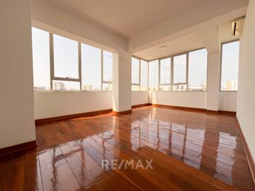 Venta De Gran Edificio Comercial En Plena Avenida, Límite Con Miraflores. (De Estreno)