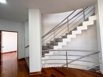 Venta De Gran Edificio Comercial En Plena Avenida, Límite Con Miraflores. (De Estreno)