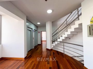 Venta De Gran Edificio Comercial En Plena Avenida, Límite Con Miraflores. (De Estreno)