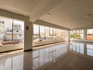 Venta De Gran Edificio Comercial En Plena Avenida, Límite Con Miraflores. (De Estreno)