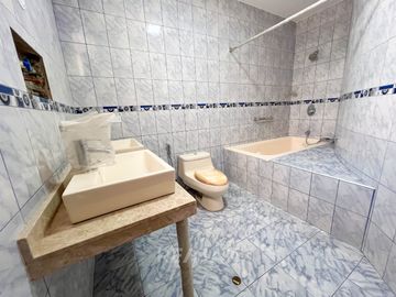 Venta De Gran Edificio Comercial En Plena Avenida, Límite Con Miraflores. (De Estreno)