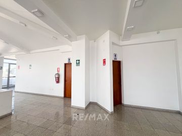 Venta De Gran Edificio Comercial En Plena Avenida, Límite Con Miraflores. (De Estreno)