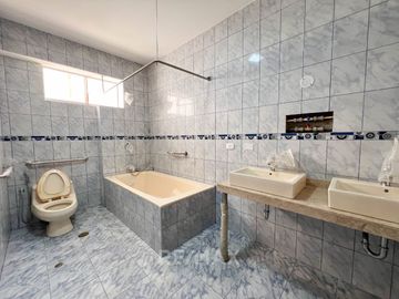 Venta De Gran Edificio Comercial En Plena Avenida, Límite Con Miraflores. (De Estreno)